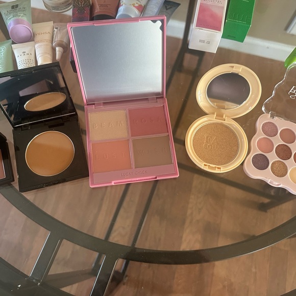 Makeup Set with Pink and Gold Accents - Picture 13 of 16
